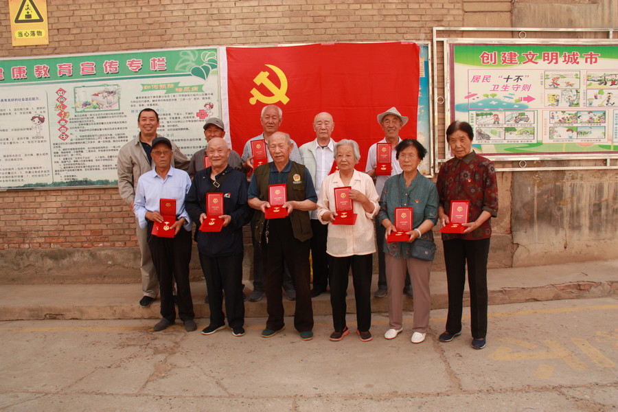 1625126571423535.jpg 2021.6.29頒發(fā)光榮在黨50年紀念章 021.JPG